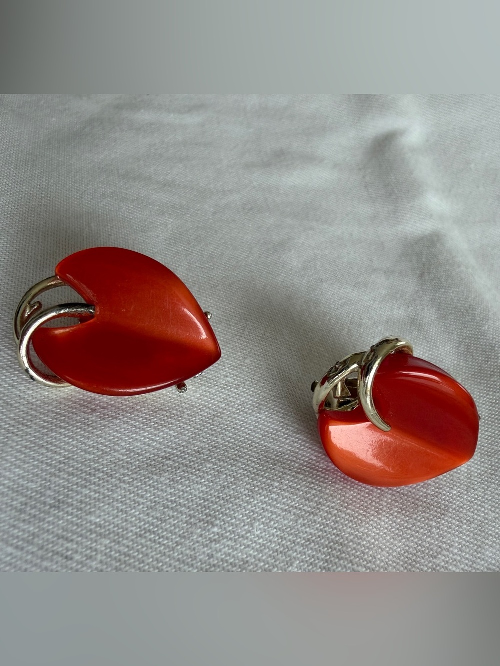 VINTAGE Thermoset Moonglow Clip On Earrings Leaf Shape Mid-Century Chic Elegant